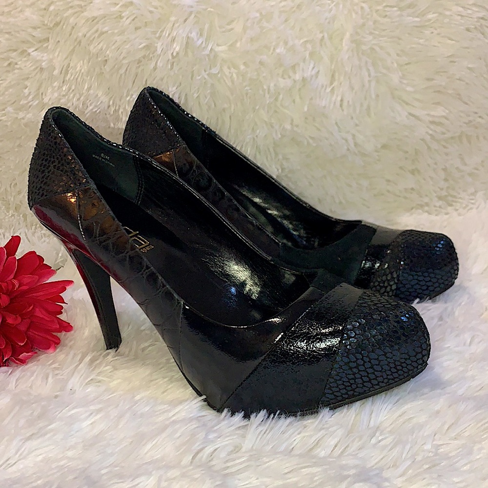 Moda Spana Black Pumps with Snakeskin pattern